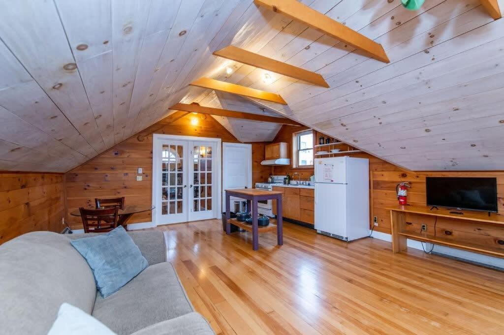 Bright And Cozy Treehouse Apartment Burlington Dış mekan fotoğraf